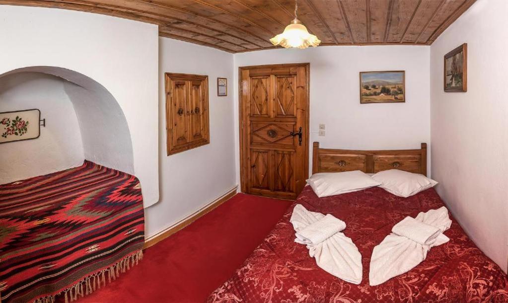 Archontiko Repana - Makrinitsa Stone Retreat Hotel Room photo